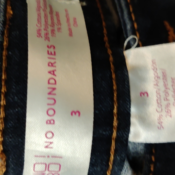 ***No Boundaries Destructed Cut Off Jeans - Picture 3 of 5